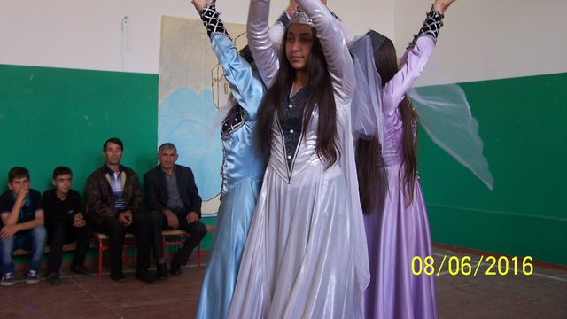 სპექტაკლის შემდეგ ბავშვების ნაწილმა შეასრულა ქართული ცეკვები. ამ ფოტოზე არის ცეკვა "სამაია."