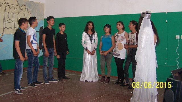 სპექტაკლისა და ცეკვების შემდეგ მოსწავლეებმა შეასრულეს ქართული სიმღერები.
After the play "Hellados" and Georgian dances students sang Gergian songs.