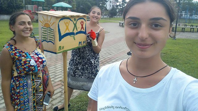 Yay, now we have Book houses in Kobuleti too. 
See the link below for the further details about project: 

https://steptowardsuccessblog.wordpress.com/2016/09/02/%E1%83%AC%E1%83%90%E1%83%98%E1%83%99%E1%83%98%E1%83%97%E1%83%AE%E1%83%94-%E1%83%93%E1%83%90-%E1%83%93%E1%83%90%E1%83%90%E1%83%91%E1%83%A0%E1%83%A3%E1%83%9C%E1%83%94-%E1%83%90%E1%83%AE%E1%83%90/