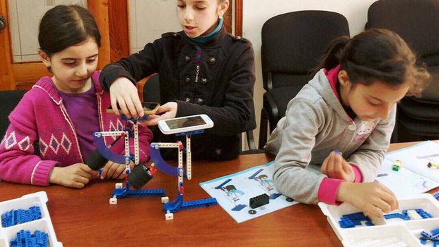Classes are conducted on a regular basis. Students are following the LEGO' Machines and Mechanics syllabus and construct respective models and find solutions to the problems.