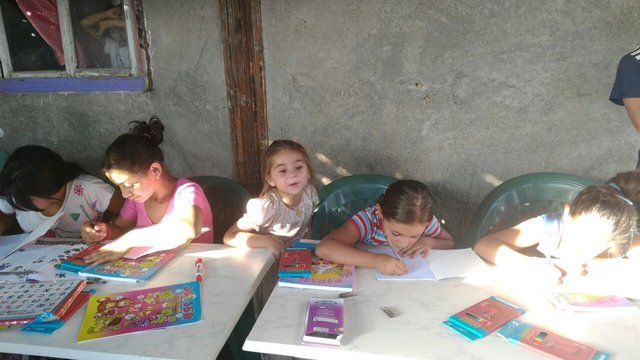 ბავშვებმა ძალიან შეიყვარეს ქართული , სირთულებბის მიუხედავად გულმოდგინედ ასრულებენ დავალებას