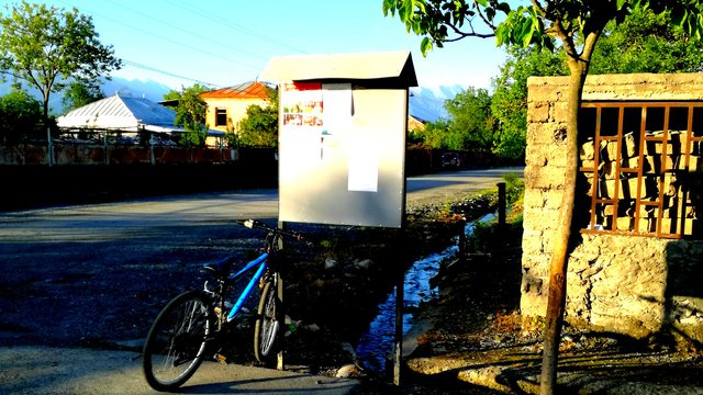 საინფორმაციო დაფები მხოლოდ ინფორმაციის გამოსაკვრელად არ მოუგონიათ...
შეგიძლია ველოსიპედიც კი დაასვენო, მიაკრა და გზა განაგრძო...

informational boards are created not only to stick the information...
You can park your bike here, stick information and continue way back home...