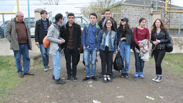 სტუმრად ჩამოსული ფასანაურელი მოსწავლეები მძღოლთან ერთადნ საბირქენდის სკოლის ეზოში