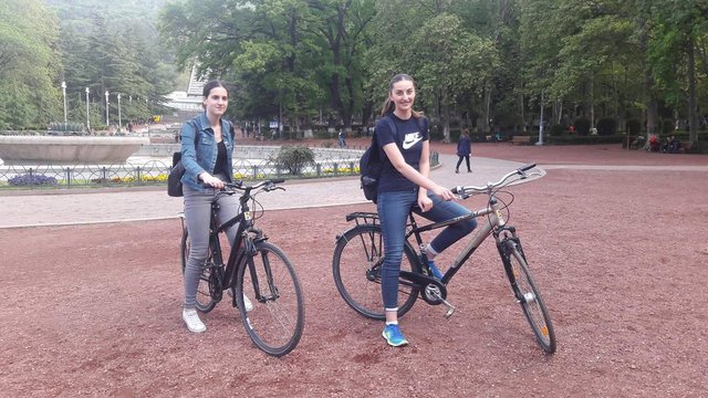 მარიამი და ნათია ცდილობენ ველოსიპედით ქალაქში გადაადგილებისთვის საჭირო უნარები შეისწავლონ, მათ პროექტის ველოსიპედები აძლევს საშუალებას ეს გამოცდილება დანახარჯის გარეშე შეიძინონ.